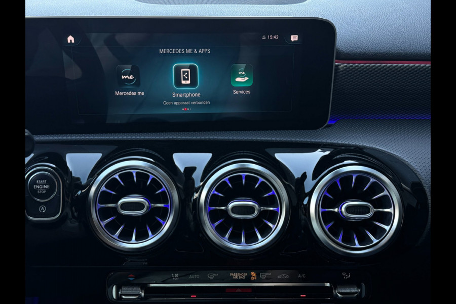 Mercedes-Benz A-Klasse 200 | Widescreen | Carplay | Sfeerverlichting | AMG velgen | Camera | Stoelver. | Dealer onderhouden | A200