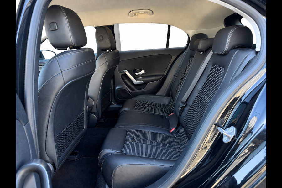 Mercedes-Benz A-Klasse 200 | Widescreen | Carplay | Sfeerverlichting | AMG velgen | Camera | Stoelver. | Dealer onderhouden | A200