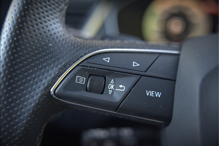 Audi Q5 50 TFSI e S edition Competition S-Line | Panoramadak | Stoelverwarming | Keyless | Matrix LED | Camera | Apple Carplay | Navigatie | Cruise Control | Ambiance Verlichting | SOH 100%