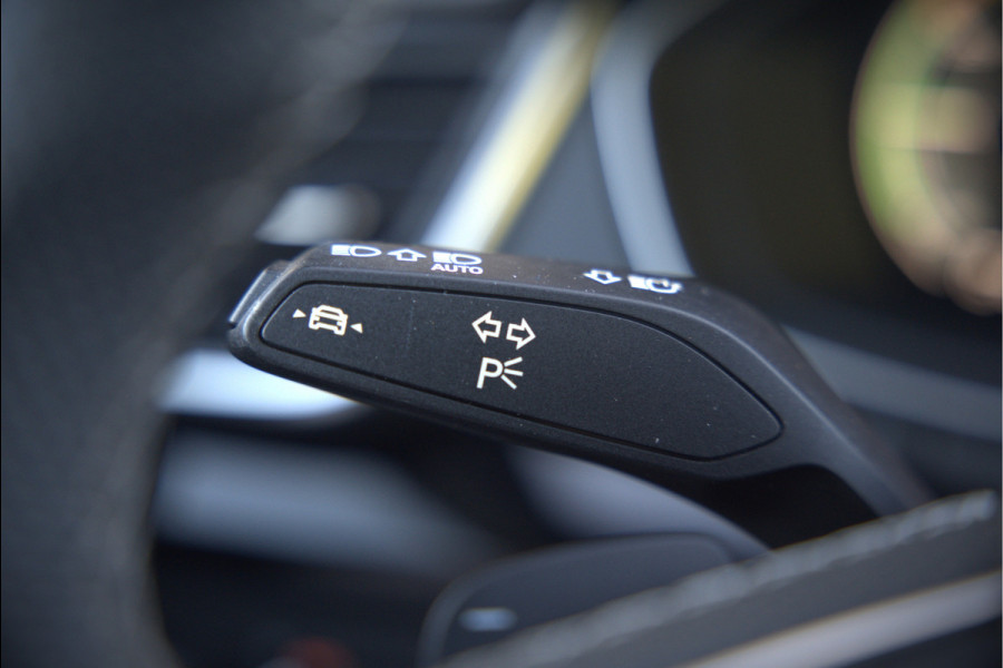 Audi Q5 50 TFSI e S edition Competition S-Line | Panoramadak | Stoelverwarming | Keyless | Matrix LED | Camera | Apple Carplay | Navigatie | Cruise Control | Ambiance Verlichting | SOH 100%