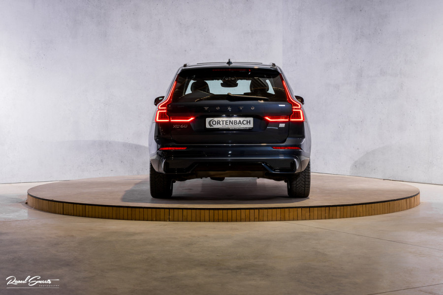 Volvo XC60 2.0 T6 Plug-in hybrid AWD Plus Dark | Panorama dak | Adaptieve cruise | Blis | Memory | Harman Kardon |