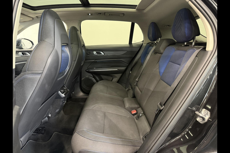 Lynk & Co 01 1.5 Panoramadak Navigatie Apple CarPlay Android Auto Camera Parkeerhulp Adaptive Cruise Control Dodehoekdetectie Stoelverwarming Climate Control Lichtmetalen velgen