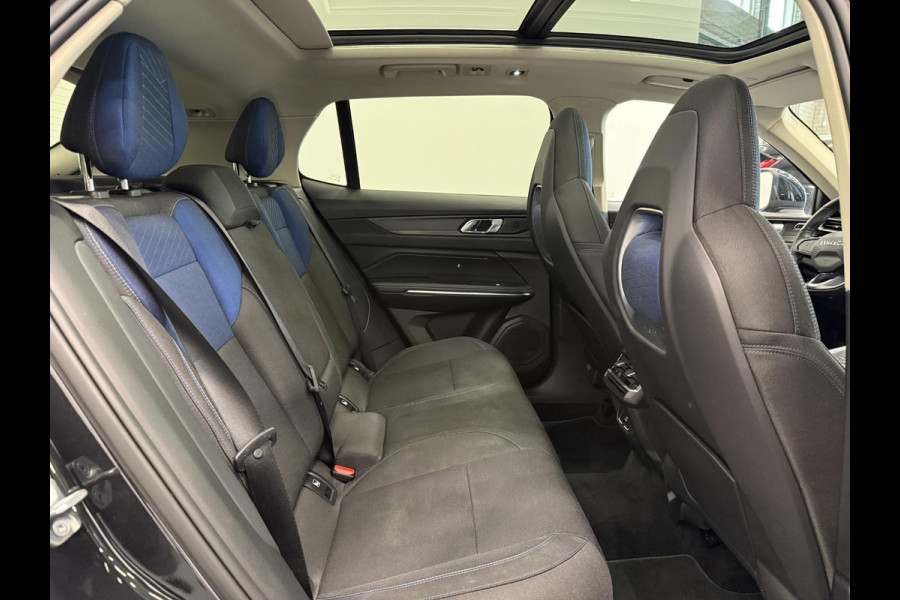 Lynk & Co 01 1.5 Panoramadak Navigatie Apple CarPlay Android Auto Camera Parkeerhulp Adaptive Cruise Control Dodehoekdetectie Stoelverwarming Climate Control Lichtmetalen velgen