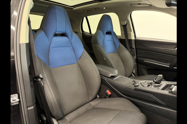 Lynk & Co 01 1.5 Panoramadak Navigatie Apple CarPlay Android Auto Camera Parkeerhulp Adaptive Cruise Control Dodehoekdetectie Stoelverwarming Climate Control Lichtmetalen velgen