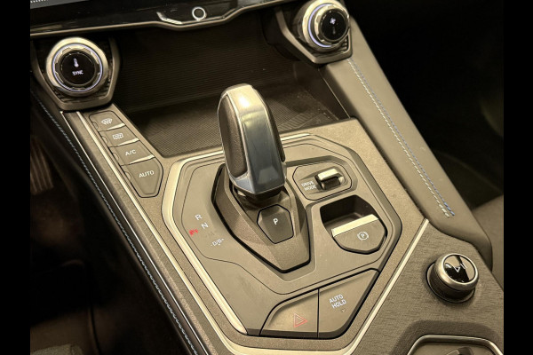 Lynk & Co 01 1.5 Panoramadak Navigatie Apple CarPlay Android Auto Camera Parkeerhulp Adaptive Cruise Control Dodehoekdetectie Stoelverwarming Climate Control Lichtmetalen velgen