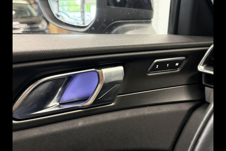 Lynk & Co 01 1.5 Panoramadak Navigatie Apple CarPlay Android Auto Camera Parkeerhulp Adaptive Cruise Control Dodehoekdetectie Stoelverwarming Climate Control Lichtmetalen velgen