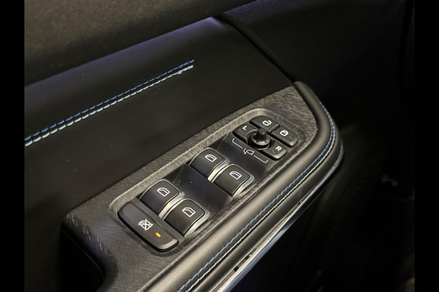 Lynk & Co 01 1.5 Panoramadak Navigatie Apple CarPlay Android Auto Camera Parkeerhulp Adaptive Cruise Control Dodehoekdetectie Stoelverwarming Climate Control Lichtmetalen velgen