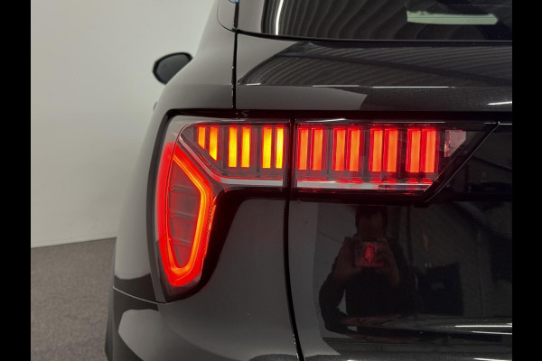 Lynk & Co 01 1.5 Panoramadak Navigatie Apple CarPlay Android Auto Camera Parkeerhulp Adaptive Cruise Control Dodehoekdetectie Stoelverwarming Climate Control Lichtmetalen velgen