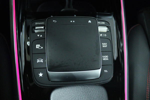 Mercedes-Benz Glb 200 Business Solution AMG (PANORAMADAK, SFEERVERLICHTING, TREKHAAK WEGKLAPBAAR, STOELVERWARMING, ELEKTR STOELEN)