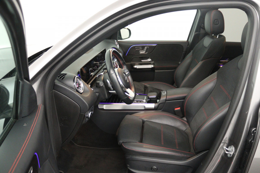 Mercedes-Benz Glb 200 Business Solution AMG (PANORAMADAK, SFEERVERLICHTING, TREKHAAK WEGKLAPBAAR, STOELVERWARMING, ELEKTR STOELEN)