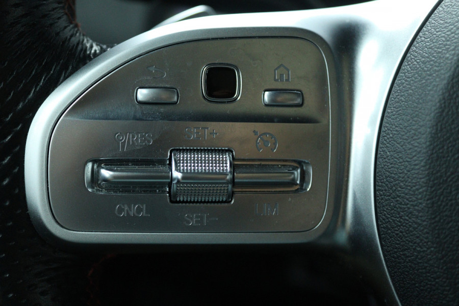 Mercedes-Benz Glb 200 Business Solution AMG (PANORAMADAK, SFEERVERLICHTING, TREKHAAK WEGKLAPBAAR, STOELVERWARMING, ELEKTR STOELEN)