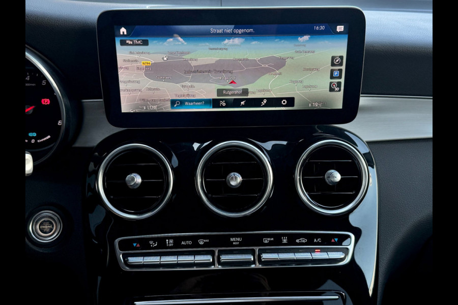Mercedes-Benz GLC 300e 4MATIC AMG Night | Trekhaak | Camera | Carplay | Treeplanken | Dealer onderhouden