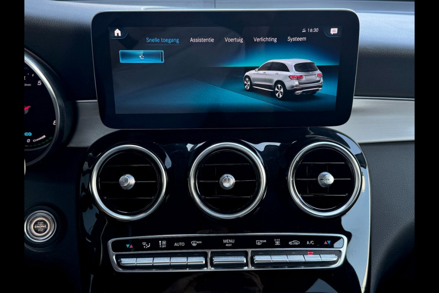 Mercedes-Benz GLC 300e 4MATIC AMG Night | Trekhaak | Camera | Carplay | Treeplanken | Dealer onderhouden