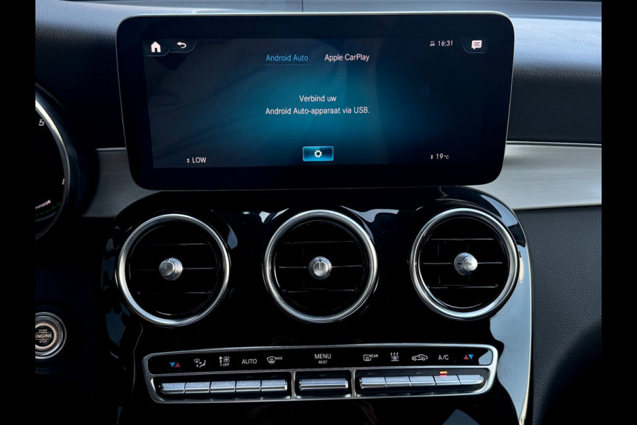 Mercedes-Benz GLC 300e 4MATIC AMG Night | Trekhaak | Camera | Carplay | Treeplanken | Dealer onderhouden