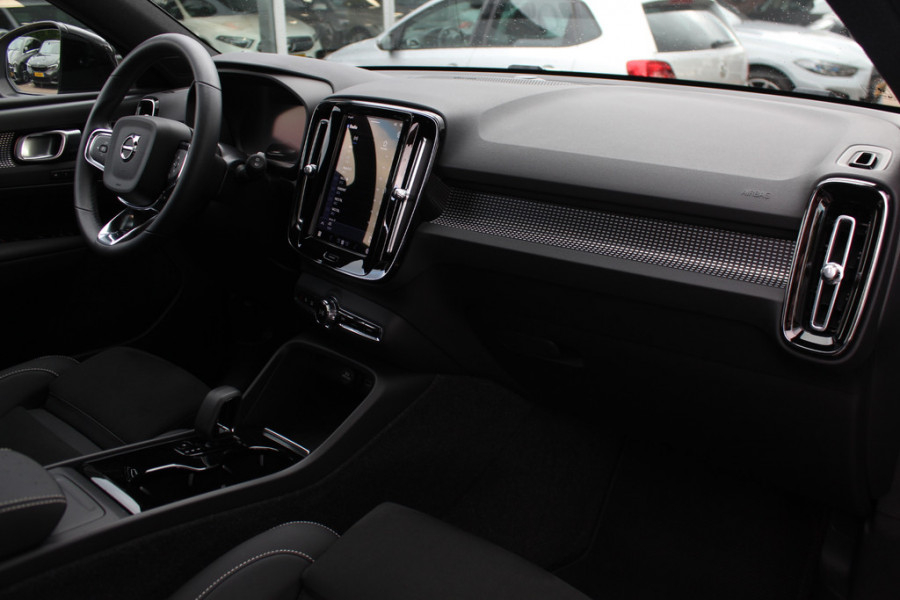 Volvo XC40 Recharge P8 AWD R-Design / Trekhaak / Panoramadak / Camera / Keyless / Harman Kardon / 19'' / Half leder / Stuur+Stoelverwarming / DAB / Dodehoek / ACC