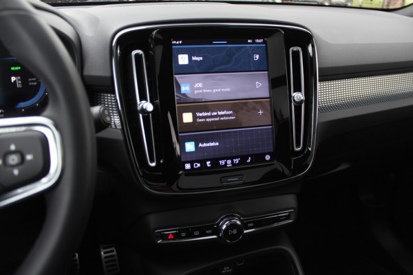 Volvo XC40 Recharge P8 AWD R-Design / Trekhaak / Panoramadak / Camera / Keyless / Harman Kardon / 19'' / Half leder / Stuur+Stoelverwarming / DAB / Dodehoek / ACC