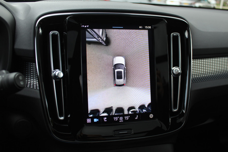 Volvo XC40 Recharge P8 AWD R-Design / Trekhaak / Panoramadak / Camera / Keyless / Harman Kardon / 19'' / Half leder / Stuur+Stoelverwarming / DAB / Dodehoek / ACC