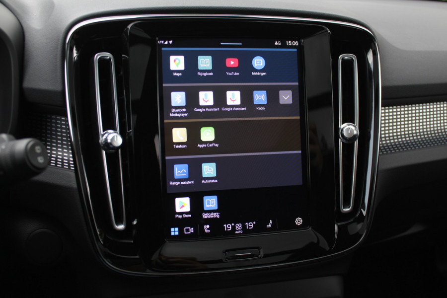 Volvo XC40 Recharge P8 AWD R-Design / Trekhaak / Panoramadak / Camera / Keyless / Harman Kardon / 19'' / Half leder / Stuur+Stoelverwarming / DAB / Dodehoek / ACC