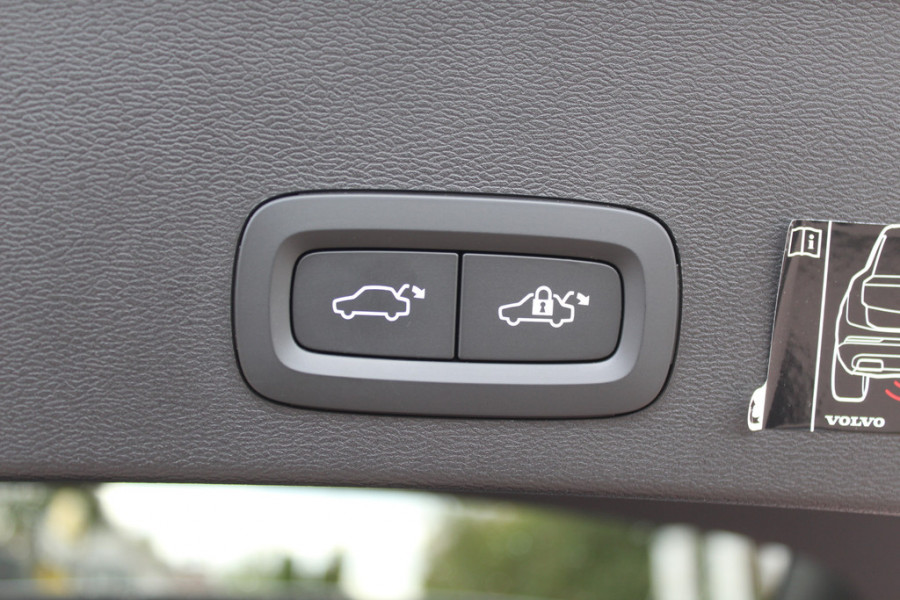 Volvo XC40 Recharge P8 AWD R-Design / Trekhaak / Panoramadak / Camera / Keyless / Harman Kardon / 19'' / Half leder / Stuur+Stoelverwarming / DAB / Dodehoek / ACC