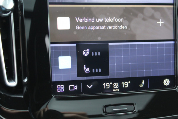 Volvo XC40 Recharge P8 AWD R-Design / Trekhaak / Panoramadak / Camera / Keyless / Harman Kardon / 19'' / Half leder / Stuur+Stoelverwarming / DAB / Dodehoek / ACC