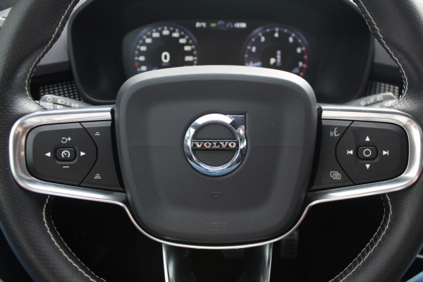Volvo XC40 Recharge P8 AWD R-Design / Trekhaak / Panoramadak / Camera / Keyless / Harman Kardon / 19'' / Half leder / Stuur+Stoelverwarming / DAB / Dodehoek / ACC