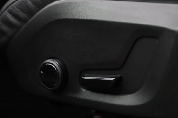 Volvo XC60 2.0 B5 / PANO / ACC / CAMERA / KEYLESS / STUUR+STOELVERW