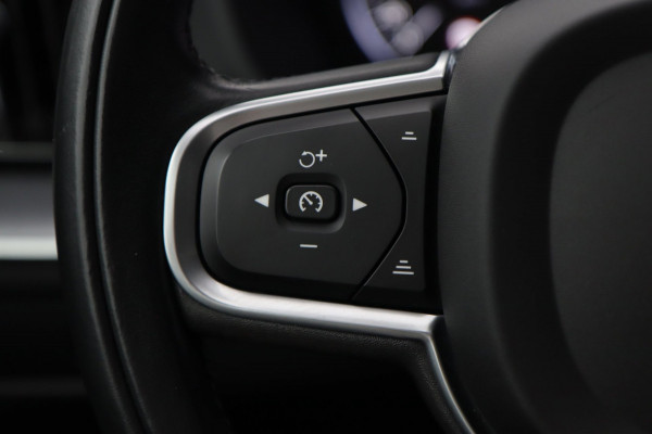 Volvo XC60 2.0 B5 / PANO / ACC / CAMERA / KEYLESS / STUUR+STOELVERW