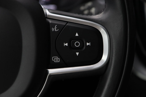 Volvo XC60 2.0 B5 / PANO / ACC / CAMERA / KEYLESS / STUUR+STOELVERW