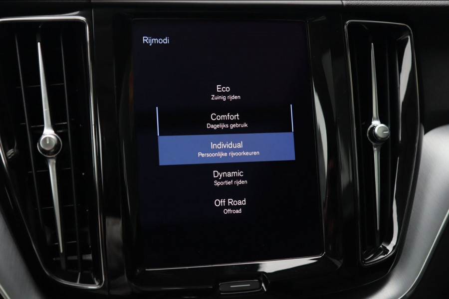 Volvo XC60 2.0 B5 / PANO / ACC / CAMERA / KEYLESS / STUUR+STOELVERW