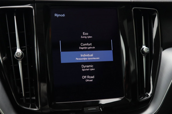 Volvo XC60 2.0 B5 / PANO / ACC / CAMERA / KEYLESS / STUUR+STOELVERW