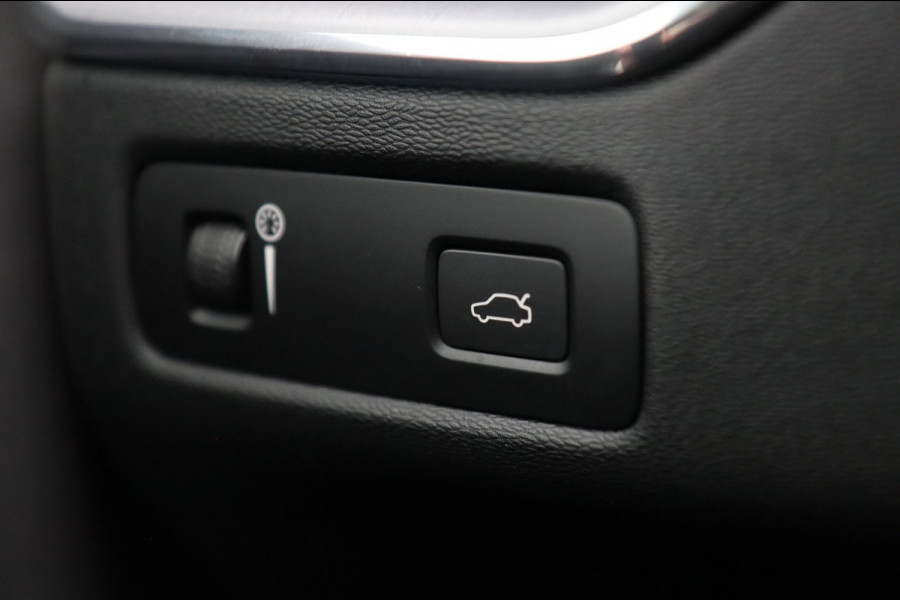 Volvo XC60 2.0 B5 / PANO / ACC / CAMERA / KEYLESS / STUUR+STOELVERW