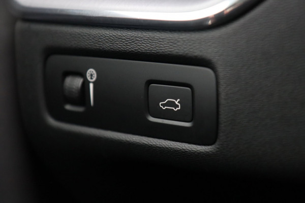 Volvo XC60 2.0 B5 / PANO / ACC / CAMERA / KEYLESS / STUUR+STOELVERW
