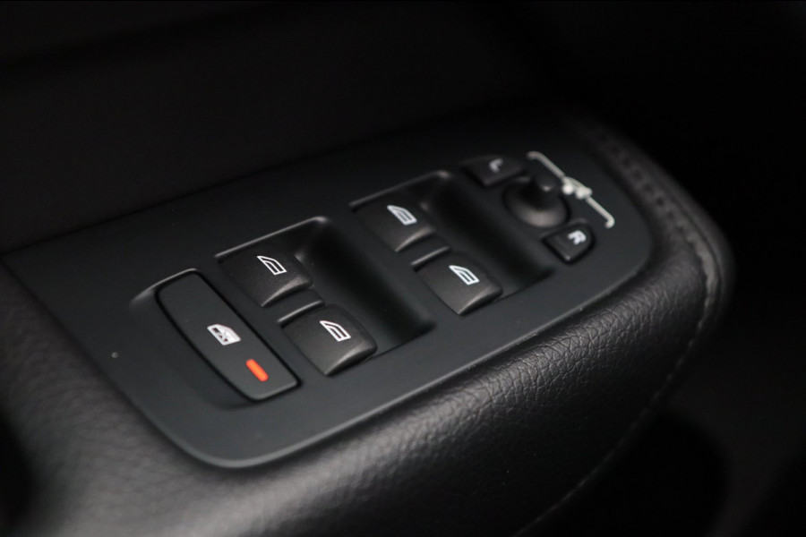 Volvo XC60 2.0 B5 / PANO / ACC / CAMERA / KEYLESS / STUUR+STOELVERW
