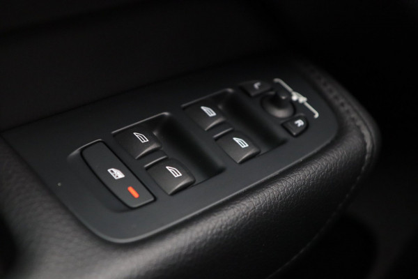 Volvo XC60 2.0 B5 / PANO / ACC / CAMERA / KEYLESS / STUUR+STOELVERW