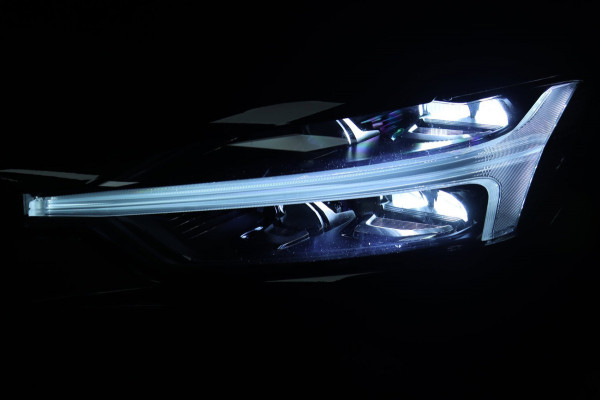 Volvo XC60 2.0 B5 / PANO / ACC / CAMERA / KEYLESS / STUUR+STOELVERW
