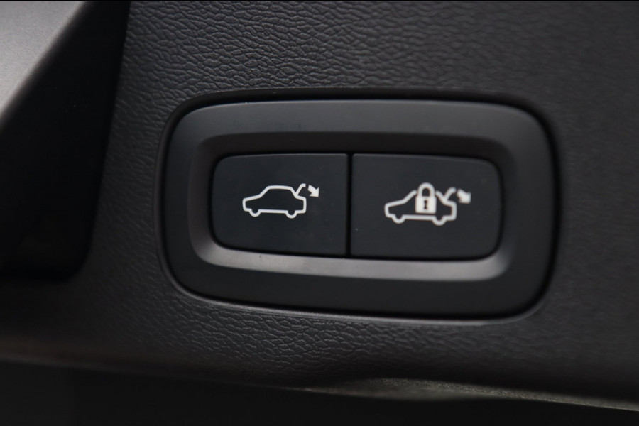 Volvo XC60 2.0 B5 / PANO / ACC / CAMERA / KEYLESS / STUUR+STOELVERW