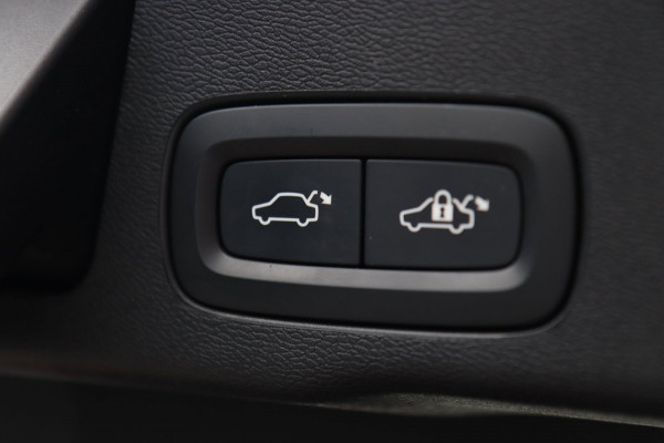 Volvo XC60 2.0 B5 / PANO / ACC / CAMERA / KEYLESS / STUUR+STOELVERW