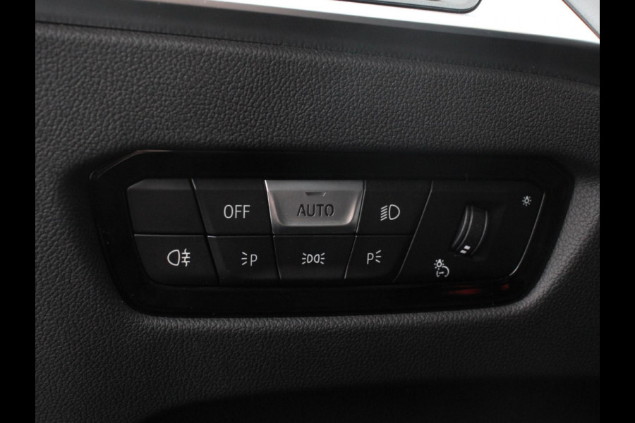 BMW 3 Serie Touring 330e M-Sport PHEV Digitale Cockpit Climate control Stoel verwarming LED Sfeer verlichting Lichtmetalen velgen Navigatie Apple carplay/ Android auto Parkeersensoren