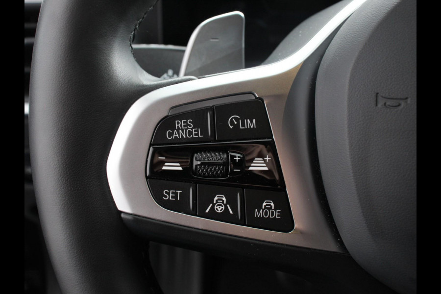 BMW 3 Serie Touring 330e M-Sport PHEV Digitale Cockpit Climate control Stoel verwarming LED Sfeer verlichting Lichtmetalen velgen Navigatie Apple carplay/ Android auto Parkeersensoren