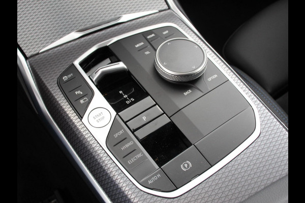 BMW 3 Serie Touring 330e M-Sport PHEV Digitale Cockpit Climate control Stoel verwarming LED Sfeer verlichting Lichtmetalen velgen Navigatie Apple carplay/ Android auto Parkeersensoren