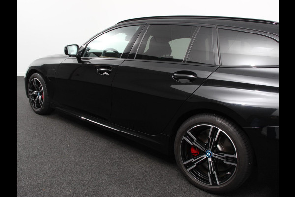 BMW 3 Serie Touring 330e M-Sport PHEV Digitale Cockpit Climate control Stoel verwarming LED Sfeer verlichting Lichtmetalen velgen Navigatie Apple carplay/ Android auto Parkeersensoren