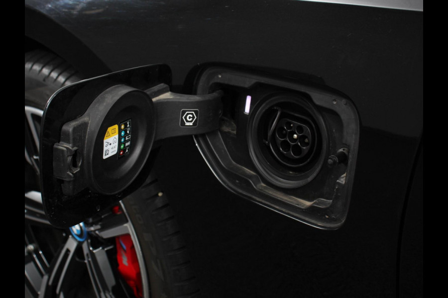 BMW 3 Serie Touring 330e M-Sport PHEV Digitale Cockpit Climate control Stoel verwarming LED Sfeer verlichting Lichtmetalen velgen Navigatie Apple carplay/ Android auto Parkeersensoren