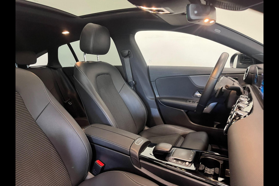 Mercedes-Benz CLA-Klasse Shooting Brake 250 e Business SoH 93% Panoramadak Trekhaak Navigatie Camera Parkeerhulp Cruise control Stoelverwarming Virtual Cockpit Full Led Half leder Climate Control Lichtmetalen velgen