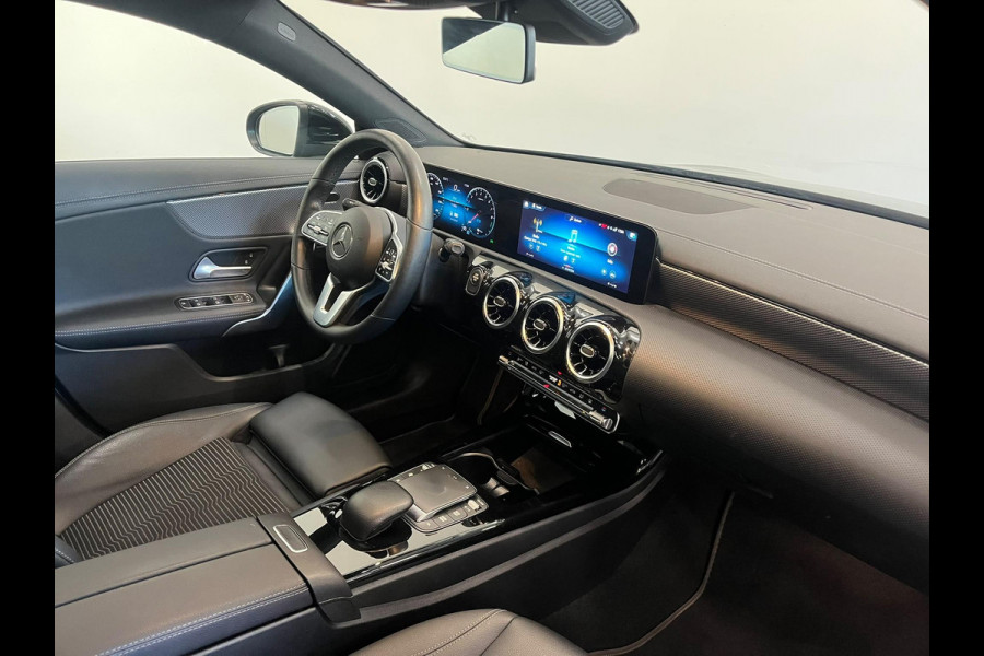 Mercedes-Benz CLA-Klasse Shooting Brake 250 e Business SoH 93% Panoramadak Trekhaak Navigatie Camera Parkeerhulp Cruise control Stoelverwarming Virtual Cockpit Full Led Half leder Climate Control Lichtmetalen velgen