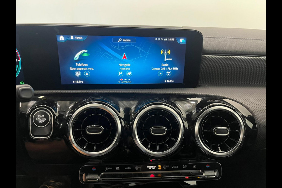 Mercedes-Benz CLA-Klasse Shooting Brake 250 e Business SoH 93% Panoramadak Trekhaak Navigatie Camera Parkeerhulp Cruise control Stoelverwarming Virtual Cockpit Full Led Half leder Climate Control Lichtmetalen velgen