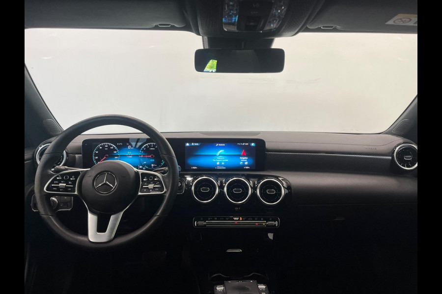 Mercedes-Benz CLA-Klasse Shooting Brake 250 e Business SoH 93% Panoramadak Trekhaak Navigatie Camera Parkeerhulp Cruise control Stoelverwarming Virtual Cockpit Full Led Half leder Climate Control Lichtmetalen velgen