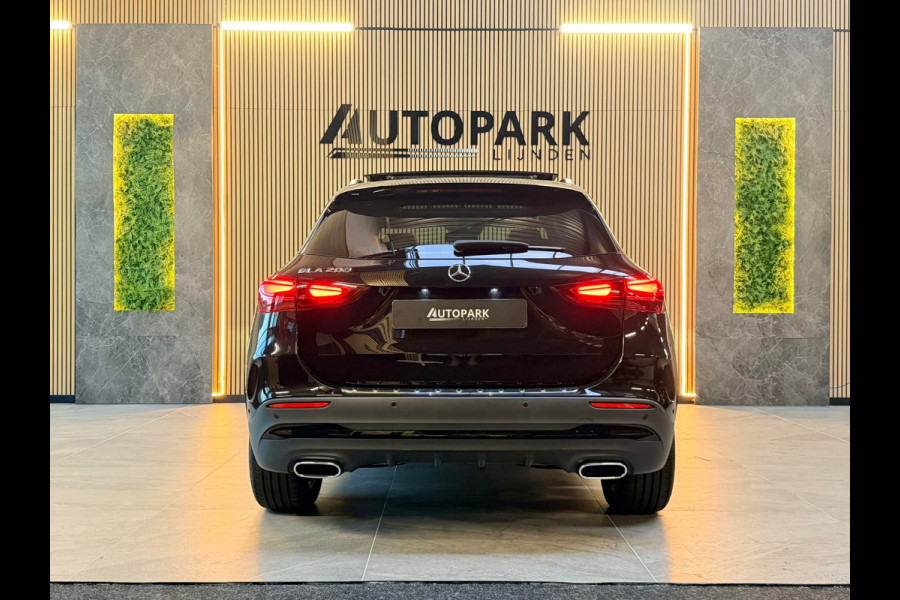Mercedes-Benz GLA 200 AMG Line PANO|KEYLESSS|DODEHOEK|CARPLAY|CAMERA|SFEERVERLICHTING|19 INCH|DEALER ONDERHOUDEN|2024|VOL!