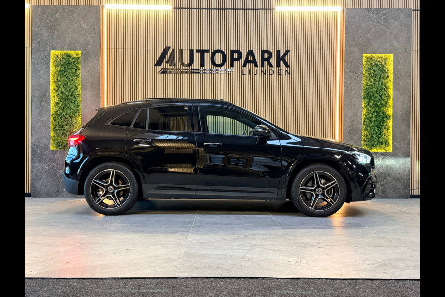 Mercedes-Benz GLA 200 AMG Line PANO|KEYLESSS|DODEHOEK|CARPLAY|CAMERA|SFEERVERLICHTING|19 INCH|DEALER ONDERHOUDEN|2024|VOL!