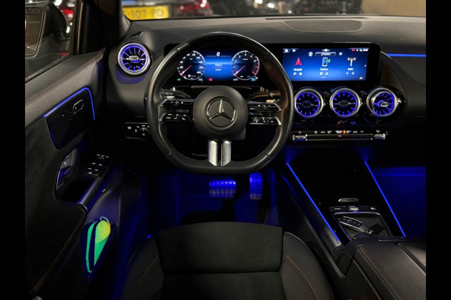 Mercedes-Benz GLA 200 AMG Line PANO|KEYLESSS|DODEHOEK|CARPLAY|CAMERA|SFEERVERLICHTING|19 INCH|DEALER ONDERHOUDEN|2024|VOL!