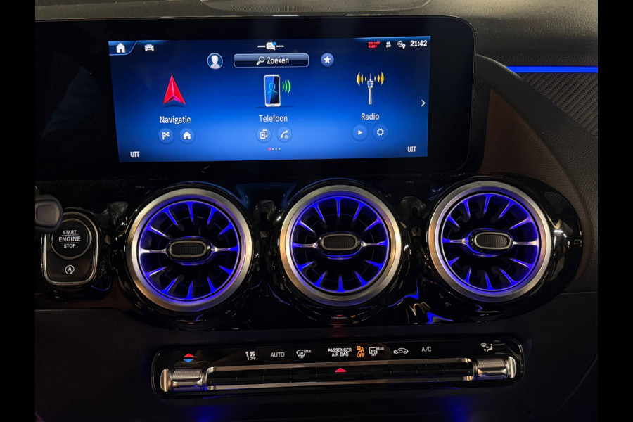 Mercedes-Benz GLA 200 AMG Line PANO|KEYLESSS|DODEHOEK|CARPLAY|CAMERA|SFEERVERLICHTING|19 INCH|DEALER ONDERHOUDEN|2024|VOL!